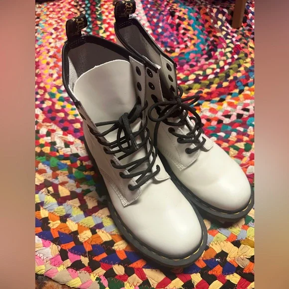 Women's DR.MARTENS White 1460 Smooth Leather Lace Up Boots Size 9 - Picture 2 of 13